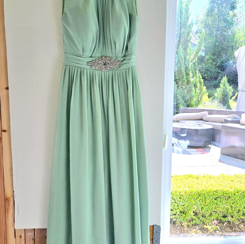 Elegant Mint Green Evening Gown